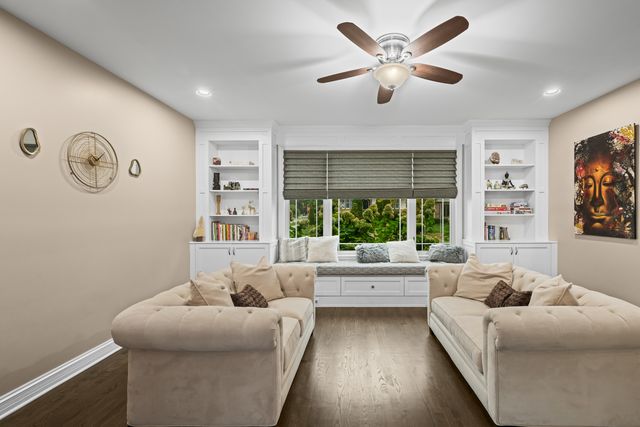 421 W Hawthorne Street, Arlington Heights, IL 60004