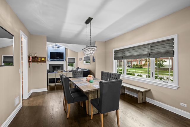 421 W Hawthorne Street, Arlington Heights, IL 60004