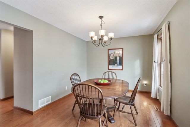 1845 Lyndhurst Drive, Hiawatha, IA 52233