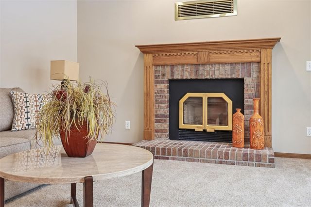 1845 Lyndhurst Drive, Hiawatha, IA 52233