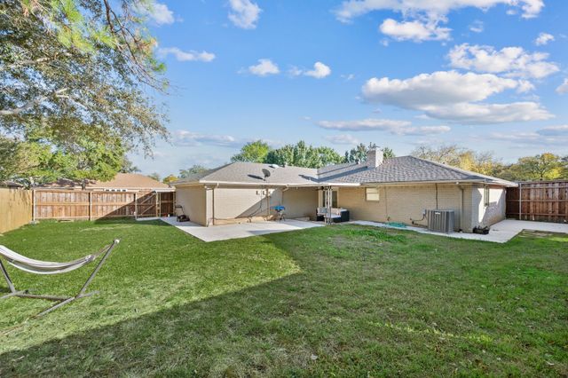 1723 Post Oak Drive, Bedford, TX 76021