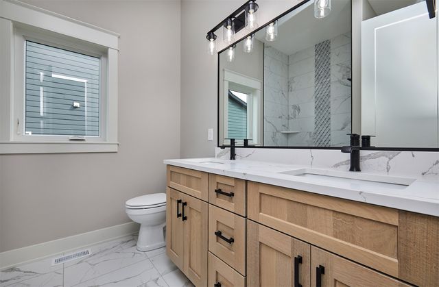 17686 Hammontree Drive, Clive, IA 50325