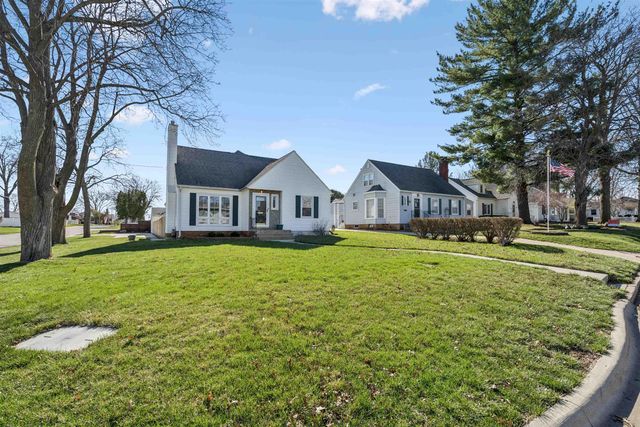 201 Derbyshire Road, Waterloo, IA 50701