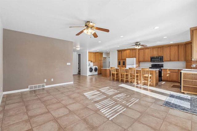 201 Derbyshire Road, Waterloo, IA 50701