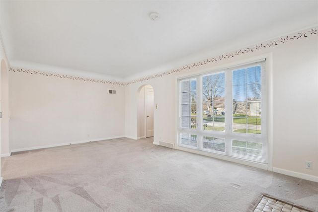 201 Derbyshire Road, Waterloo, IA 50701
