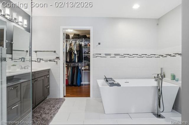 921 Kyle Court, White Lake Charter Township, MI 48383