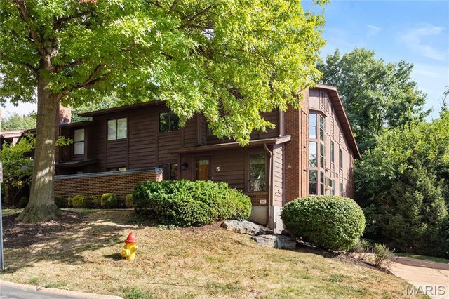 2000 Meadowtree Lane 5, Kirkwood, MO 63122