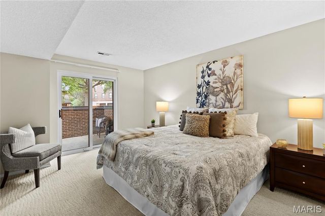 2000 Meadowtree Lane 5, Kirkwood, MO 63122