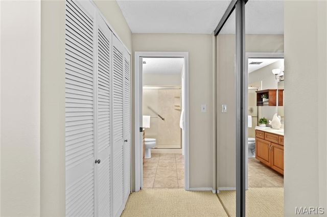 2000 Meadowtree Lane 5, Kirkwood, MO 63122