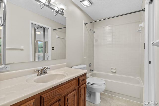 2000 Meadowtree Lane 5, Kirkwood, MO 63122