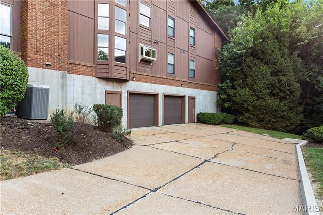 2000 Meadowtree Lane 5, Kirkwood, MO 63122
