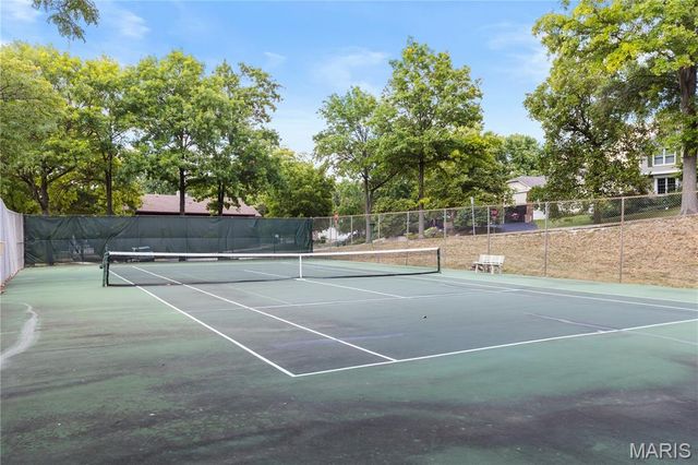 2000 Meadowtree Lane 5, Kirkwood, MO 63122