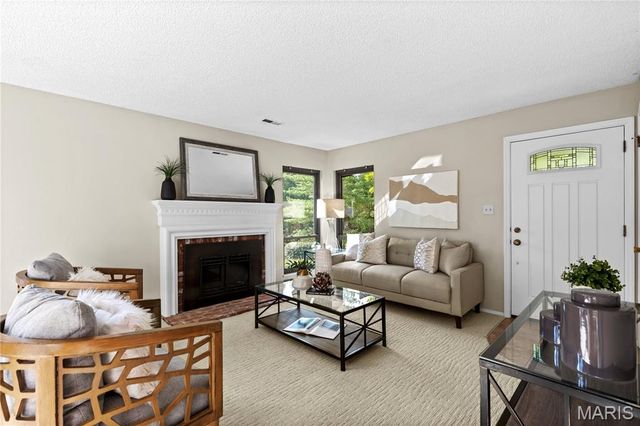 2000 Meadowtree Lane 5, Kirkwood, MO 63122
