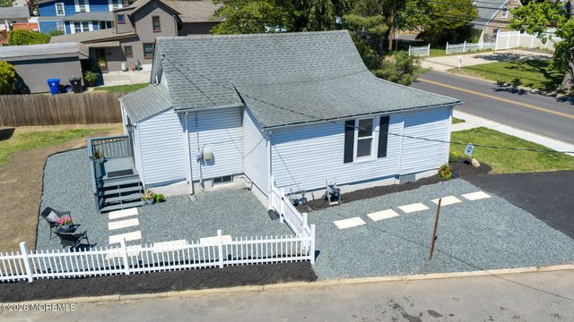 310 East Road, Belford, NJ 07718