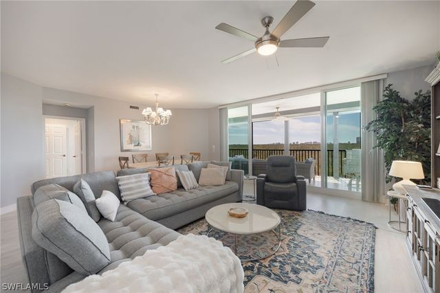 425 Cove Tower DR 502, Naples, FL 34110