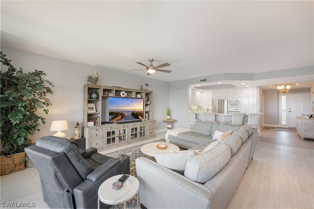 425 Cove Tower DR 502, Naples, FL 34110