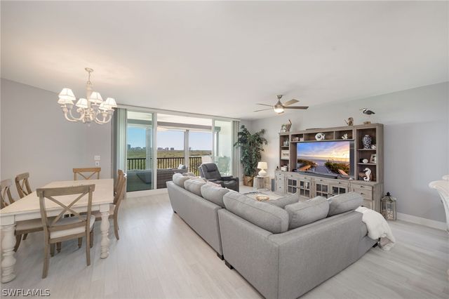 425 Cove Tower DR 502, Naples, FL 34110