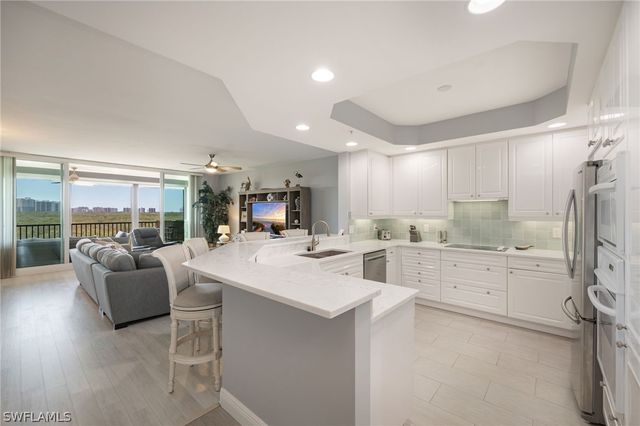 425 Cove Tower DR 502, Naples, FL 34110