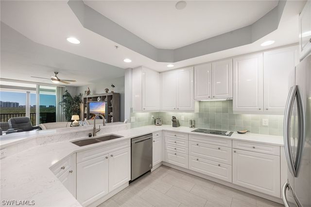 425 Cove Tower DR 502, Naples, FL 34110