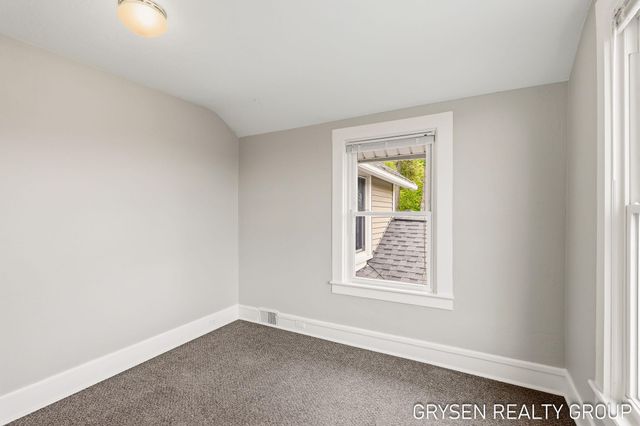 5527 W River Drive Ne, Plainfield Twp, MI 49321