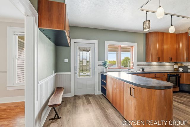 5527 W River Drive Ne, Plainfield Twp, MI 49321