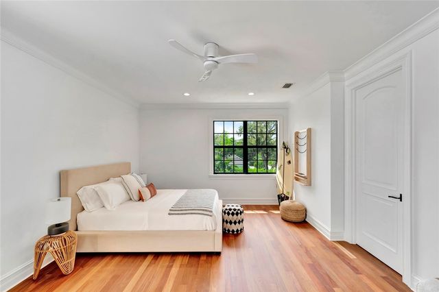 906 Seagrape Lane, Vero Beach, FL 32963