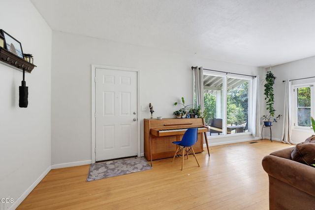 2657 Old Stage Road, Central Point, OR 97502