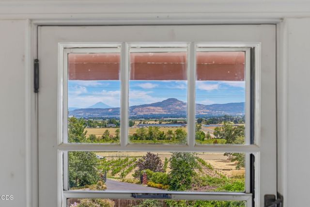 2657 Old Stage Road, Central Point, OR 97502
