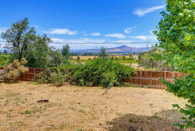 2657 Old Stage Road, Central Point, OR 97502