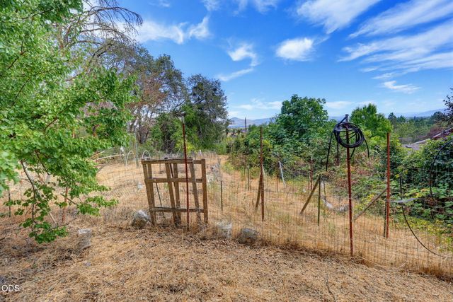 2657 Old Stage Road, Central Point, OR 97502