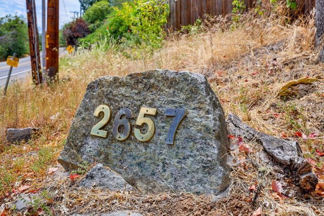 2657 Old Stage Road, Central Point, OR 97502
