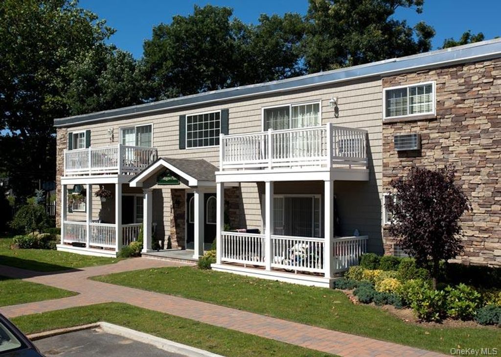 130 Magaw Place B7, West Babylon, NY 11704