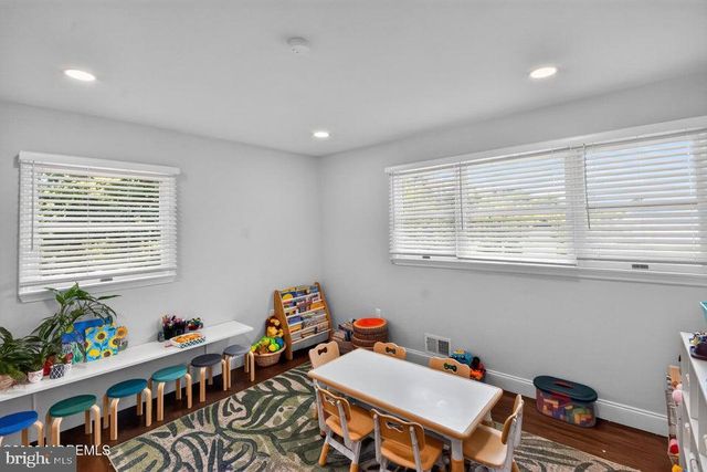 555 BROOKSIDE DR, Toms River, NJ 08753