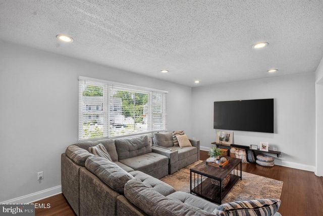 555 BROOKSIDE DR, Toms River, NJ 08753