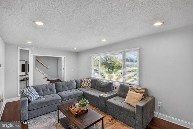 555 BROOKSIDE DR, Toms River, NJ 08753