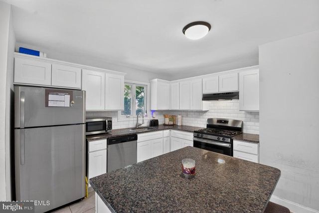 555 BROOKSIDE DR, Toms River, NJ 08753