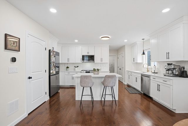 6 Sycamore Way, Medway, MA 02053