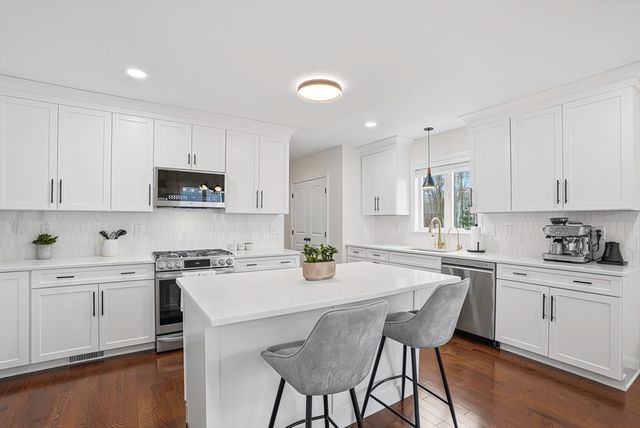 6 Sycamore Way, Medway, MA 02053