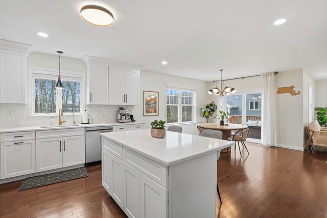 6 Sycamore Way, Medway, MA 02053