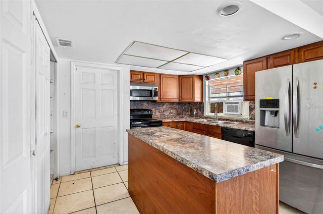 527 JULIE LANE, Brandon, FL 33511