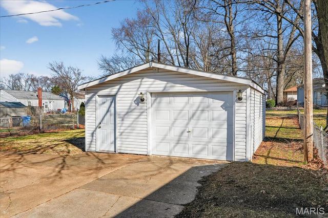 1 Wescott Drive, Florissant, MO 63031