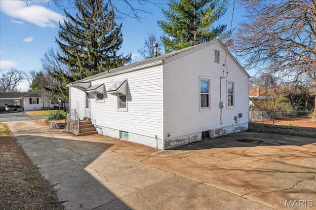 1 Wescott Drive, Florissant, MO 63031