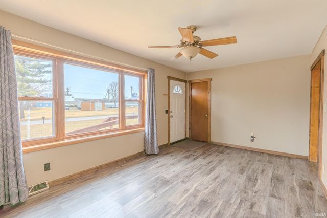 2615 E 100 S, Knox, IN 46534