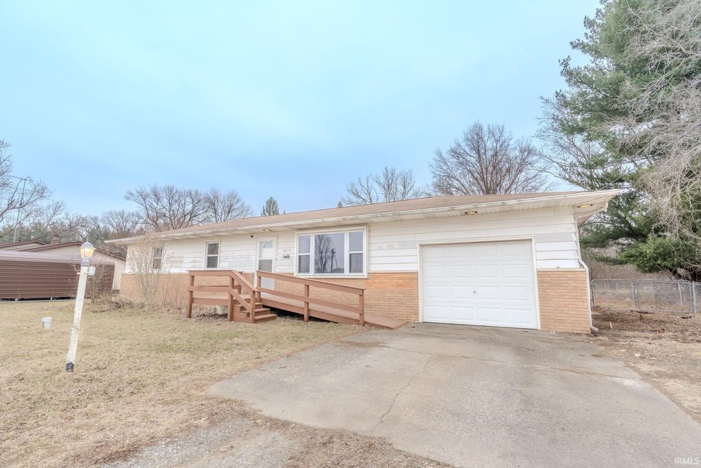 2615 E 100 S, Knox, IN 46534