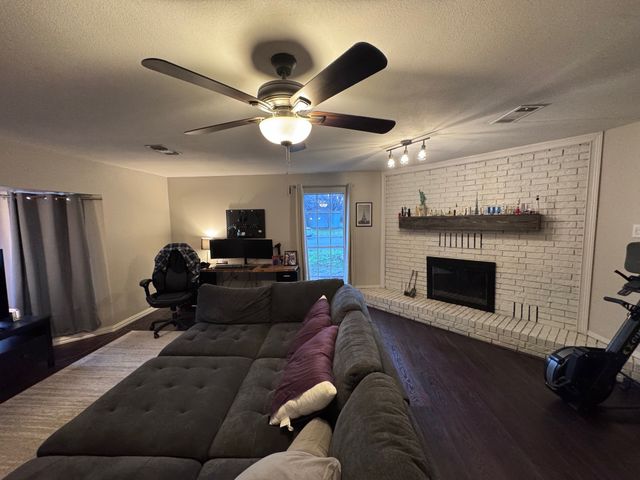 2732 Foxcroft Circle, Denton, TX 76209