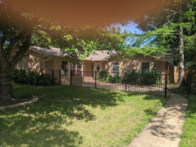 2732 Foxcroft Circle, Denton, TX 76209