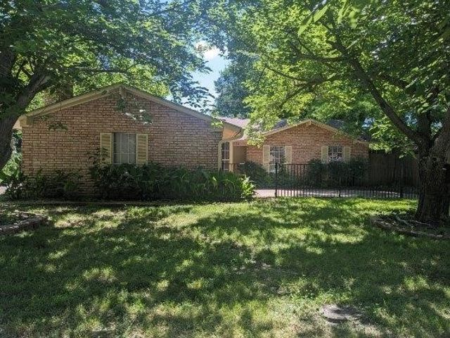 2732 Foxcroft Circle, Denton, TX 76209
