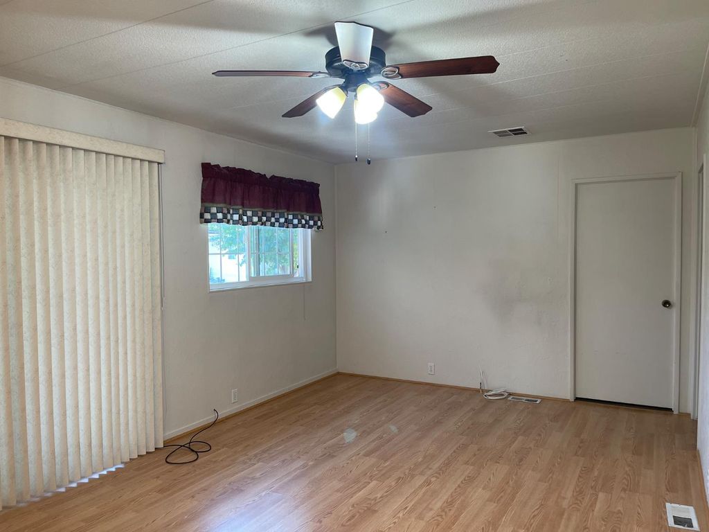 Image 4 of property listing at 2706 W Ashlan Avenue # 94, Fresno, CA 93705