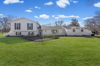 19 Golfview Lane, Lake Barrington, IL 60010