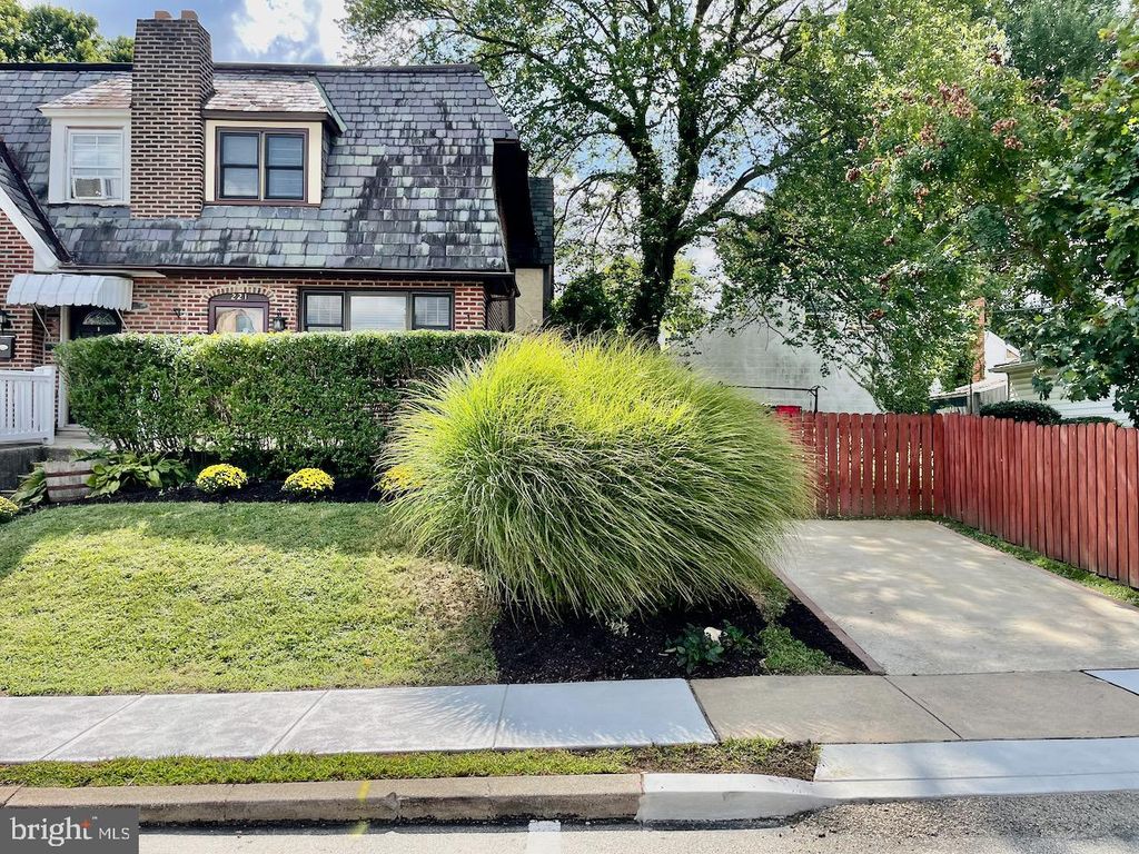 221 N LINDEN AVE, Upper Darby, PA 19082